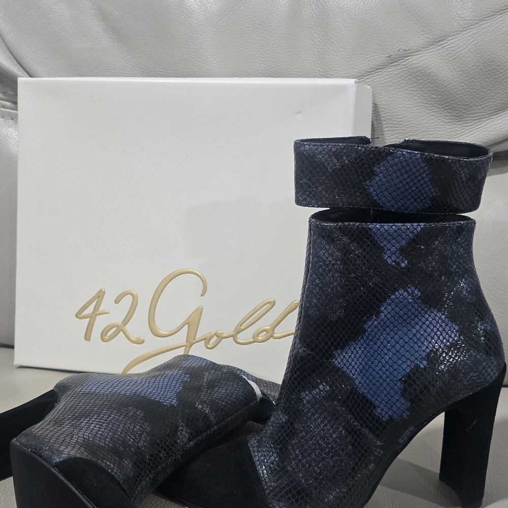42 Gold Women's Black and Blue Ankle Boots